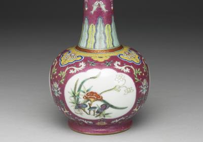 图片[2]-Mallet-shaped vase with “Three Plenty” motif on a polychrome red ground in yangcai painted enamels, Qianlong reign (1736-1795), Qing dynasty-China Archive